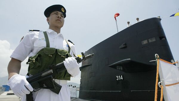 A member of the PLA Navy Task group guards a Chinese PLA Naval submarine berthed in Hong Kong waters 30 April 2004 - Sputnik International