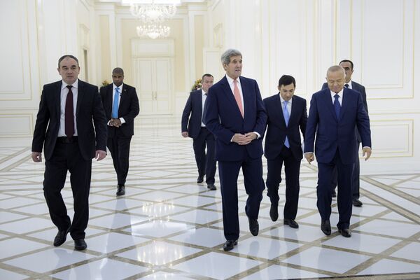 US Secretary of State John Kerry (C) and Uzbek President Islam Karimov (2-R) arrive for a meeting at the Palace of Forums on the President's Residential Compound on November 1, 2015 in Samarkand, Uzbekistan. US Secretary of State John Kerry (C) and Uzbek President Islam Karimov (2-R) arrive for a meeting at the Palace of Forums on the President's Residential Compound on November 1, 2015 in Samarkand, Uzbekistan. - Sputnik International