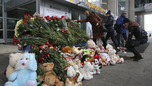 People lay toys and flowers for victims of a Russian airliner which crashed in Egypt, outside Pulkovo airport in St. Petersburg, Russia November 1, 2015 - Sputnik International