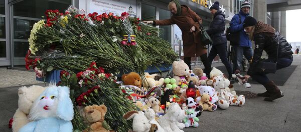 People lay toys and flowers for victims of a Russian airliner which crashed in Egypt, outside Pulkovo airport in St. Petersburg, Russia November 1, 2015 People lay toys and flowers for victims of a Russian airliner which crashed in Egypt, outside Pulkovo airport in St. Petersburg, Russia November 1, 2015 - Sputnik International