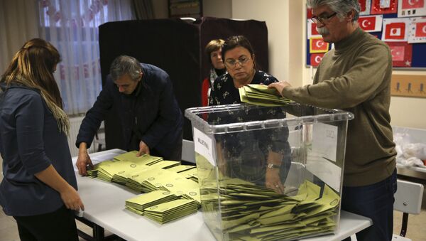 Turkish election officials count ballots shortly after the polling stations closed at the end of the election day, in Istanbul, Sunday, Nov. 1, 2015 - Sputnik International