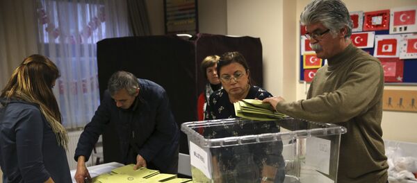 Turkish election officials count ballots shortly after the polling stations closed at the end of the election day, in Istanbul, Sunday, Nov. 1, 2015 - Sputnik International