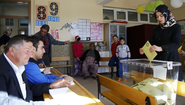 A woman casts her ballot at a polling station during a general election in Konya, Turkey, November 1, 2015 - Sputnik International