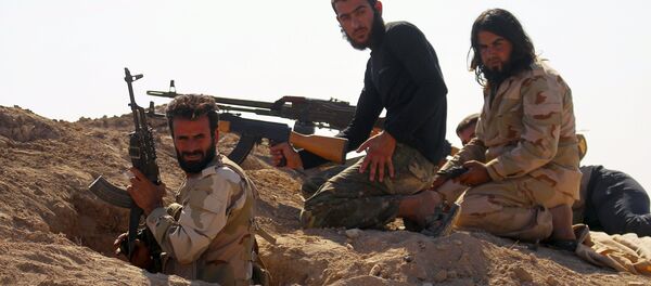 Rebel fighters carry their weapons as they take positions in the town of Kafr Nabudah, in Hama province, Syria, on which forces loyal to Syria's President Bashar al-Assad are carrying out offensives to take control of the town, October 11, 2015 - Sputnik International