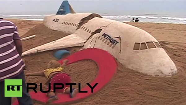 Indian artist Sudarsan Pattnaik creates 7K9268 plane sand sculpture in tribute to victims. - Sputnik International