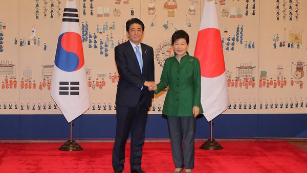 Japanese Prime Minister Shinzo Abe shakes hands with South Korean President Park Geun-hye before bilateral summit at the Presidential Blue House in Seoul, South Korea, November 2, 2015 - Sputnik International