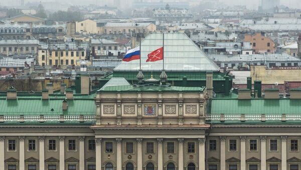 The Russian state flag and the flag of St. Petersburg are flown half mast on St. Petersburg Duma building - Sputnik International