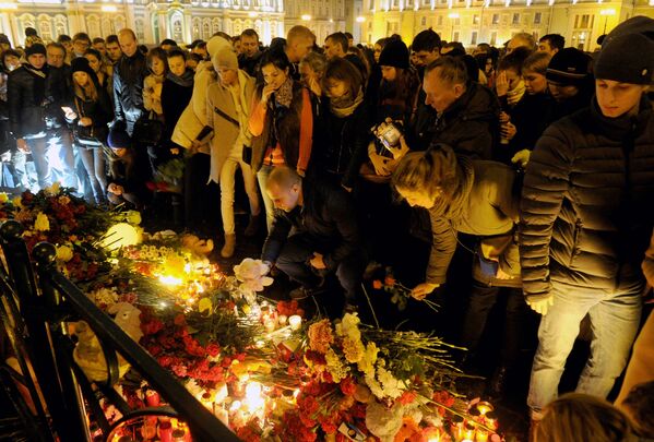 People light candles and place flowers in central Saint Petersburg on November 1, 2015, in memory of the victims of a jetliner crash - Sputnik International