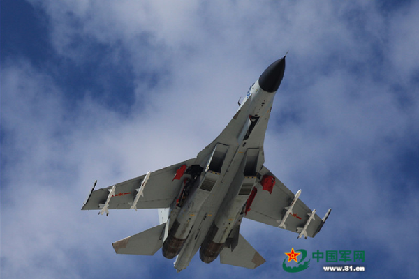 A J-11 fighter flies above the South China Sea on Oct. 30, 2015. An aviation division under the South China Sea Fleet of the Chinese PLA Navy carried out on Friday training on real air battle tactics. - Sputnik International