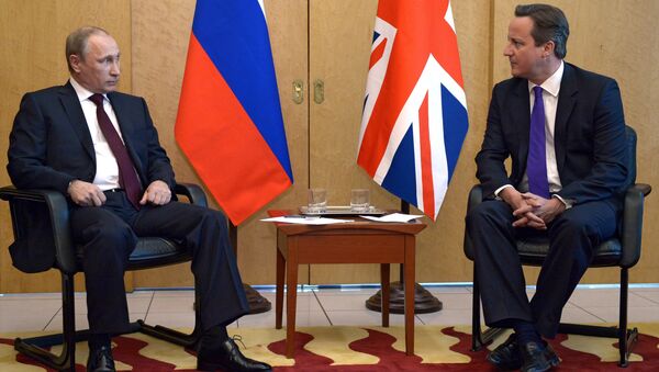 Russia's President Vladimir Putin (L) speaks with Britain's Prime Minister David Cameron (R). - Sputnik International