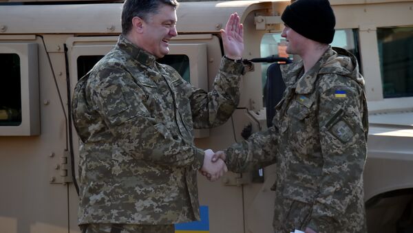 Ukrainian President Petro Poroshenko (L) shakes hands with an Ukrainian serviceman, the driver of one of the newly delivered an armoured vehicle, at Kiev airport on March 25, 2015 during a welcoming ceremony of the first US plane delivery of non-lethal aid, including 10 Humvee vehicles - Sputnik International