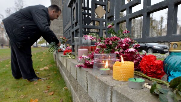 Minsk residents lay flowers near the Russian embassy in memory of the Airbus A321 crash victims - Sputnik International