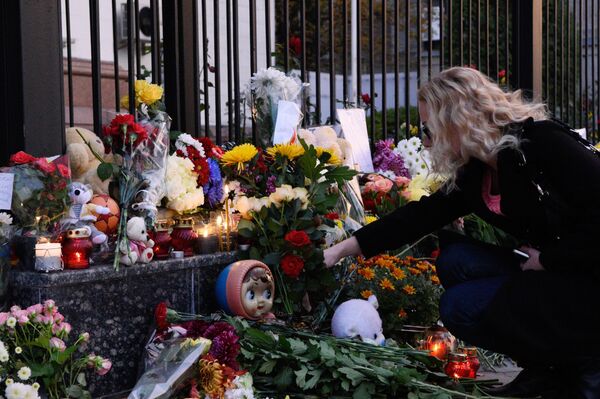 A woman lays flowers at the Russian Embassy in Kiev to mourn the victims of Kogalymavia's Airbus A321 passenger airliner A woman lays flowers at the Russian Embassy in Kiev to mourn the victims of Kogalymavia's Airbus A321 passenger airliner - Sputnik International