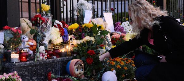 A woman lays flowers at the Russian Embassy in Kiev to mourn the victims of Kogalymavia's Airbus A321 passenger airliner A woman lays flowers at the Russian Embassy in Kiev to mourn the victims of Kogalymavia's Airbus A321 passenger airliner - Sputnik International