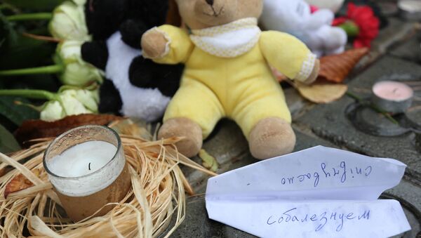 Flowers, candles, toys and a paper plane with the word condolences to commemorate the Airbus A321 victims, outside the Russian general consulate in Barcelona - Sputnik International