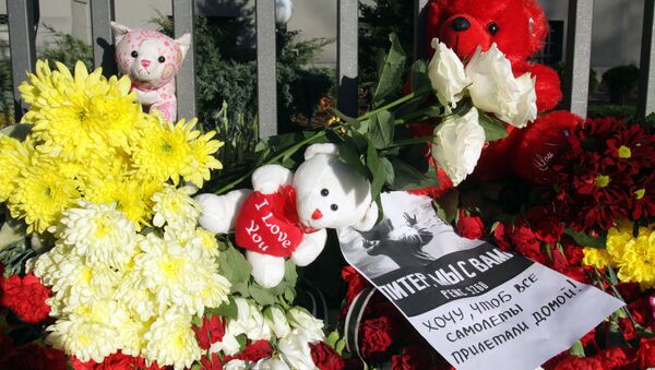 Flowers, candles and toys to commemorate the Airbus A321 victims, outside the Russian general consulate in Riga - Sputnik International