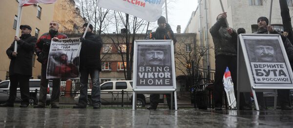 Picketing US consular office to return convicted Russian businessman Viktor Bout home Picketing US consular office to return convicted Russian businessman Viktor Bout home - Sputnik International