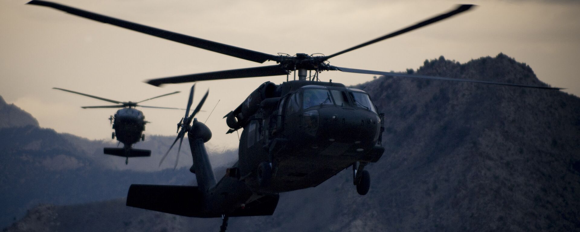 Two Army UH-60 Black Hawk helicopters prepare for landing at forward operating base Kalagush. - Sputnik International, 1920, 02.08.2019