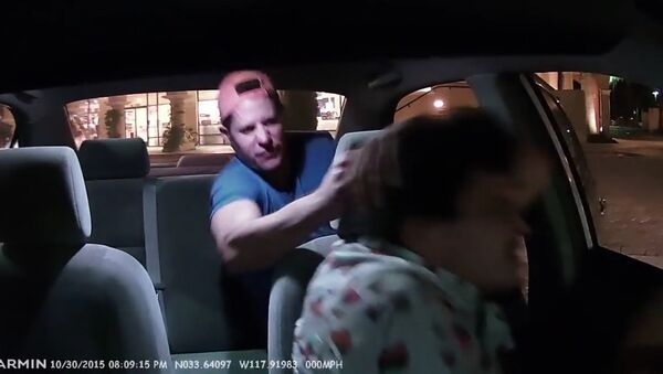 Uber driver pepper sprays drunk passenger. - Sputnik International