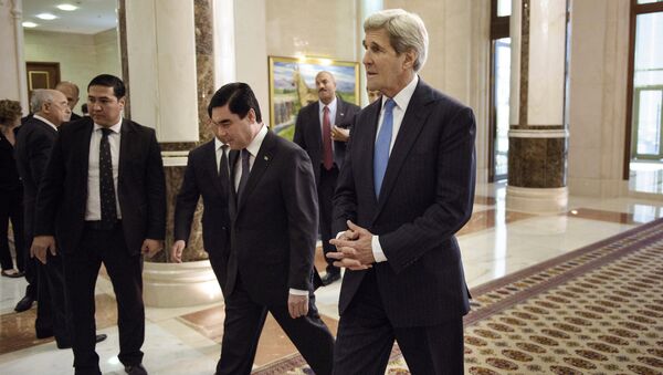 U.S. Secretary of State John Kerry, right, arrives for a meeting with Turkmenistan's President Gurbanguly Berdimuhamedov at the Oguzkhan Presidential Palace in Ashgabat - Sputnik International