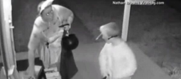 Woman Takes All the Halloween Candies - Sputnik International