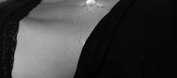 Ice cube on skin Ice cube on skin - Sputnik International