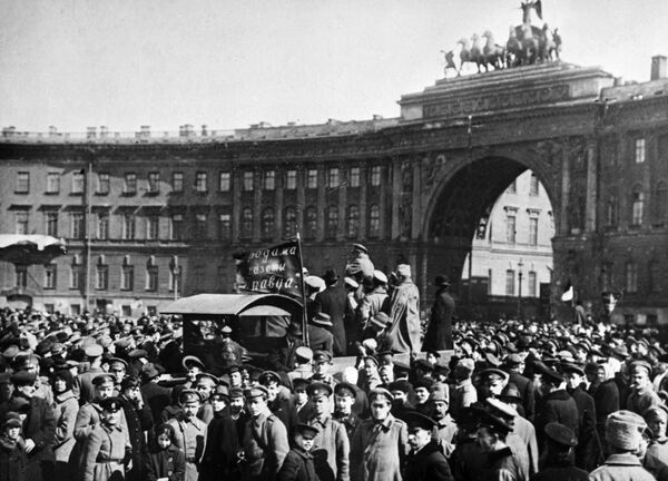 A meeting of Bolsheviks on Dvortsovaya Square, Petrograd (St. Petersburg) A meeting of Bolsheviks on Dvortsovaya Square, Petrograd (St. Petersburg) - Sputnik International