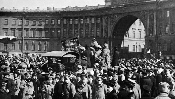 Meeting gathered by Bolsheviks on Dvortsovaya Square - Sputnik International