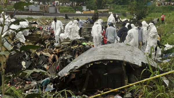 Officials investigate the wreckage of a cargo airplane that crashed after take-off near Juba Airport in South Sudan November 4, 2015 - Sputnik International