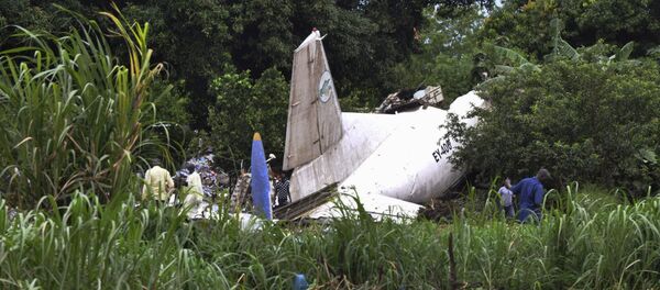 Officials investigate the wreckage of a cargo airplane that crashed after take-off near Juba Airport in South Sudan November 4, 2015 - Sputnik International