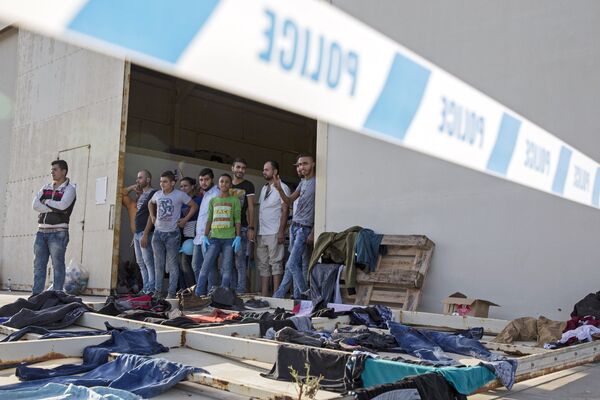 Syrian migrants are temporarily housed at a warehouse after coming ashore at RAF base Akrotiri, Cyprus, Wednesday, Oct. 21, 2015. Syrian migrants are temporarily housed at a warehouse after coming ashore at RAF base Akrotiri, Cyprus, Wednesday, Oct. 21, 2015. - Sputnik International