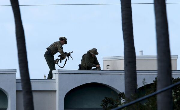 SWAT team officers set up their position at the scene of an active shooting with a suspect with a high powered rifle in the Bankers Hills section of San Diego, California, November 4, 2015. - Sputnik International
