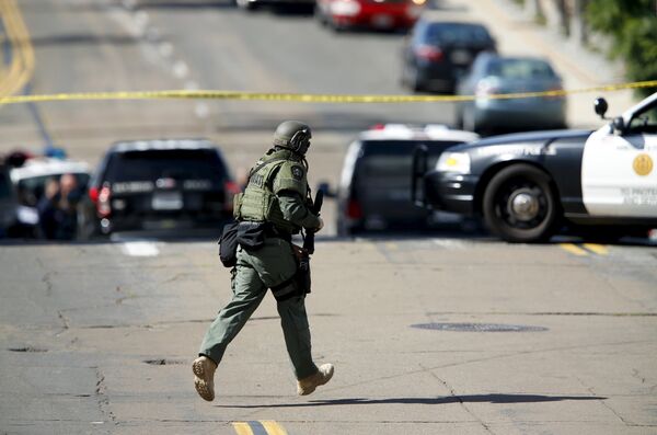 A SWAT team officer moves into position at the scene of an active shooting with a suspect with a high powered rifle in the Bankers Hills section of San Diego, California, November 4, 2015. - Sputnik International