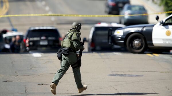 A SWAT team officer moves into position at the scene of an active shooting with a suspect with a high powered rifle in the Bankers Hills section of San Diego, California, November 4, 2015. - Sputnik International