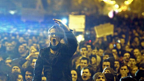 A demonstrator shouts anti corruption slogans during a street protest in Bucharest, Romania November 4, 2015. - Sputnik International