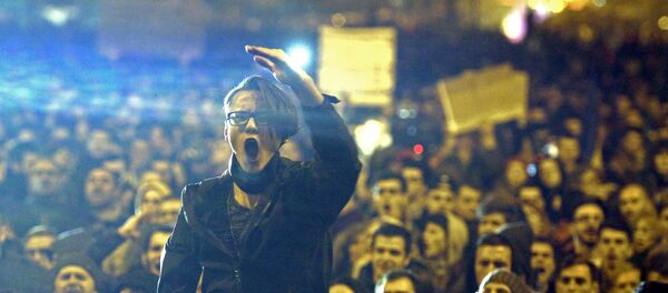 A demonstrator shouts anti corruption slogans during a street protest in Bucharest, Romania November 4, 2015. A demonstrator shouts anti corruption slogans during a street protest in Bucharest, Romania November 4, 2015. - Sputnik International