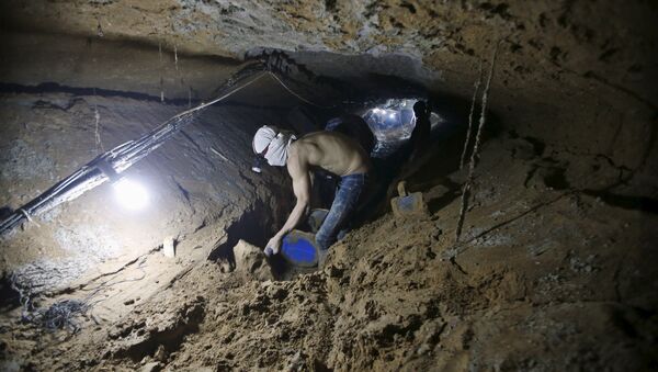 A Palestinian worker repairs a smuggling tunnel after it was flooded by Egyptian security forces, beneath the border between Egypt and southern Gaza Strip November 2, 2015. - Sputnik International