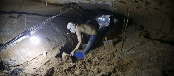 A Palestinian worker repairs a smuggling tunnel after it was flooded by Egyptian security forces, beneath the border between Egypt and southern Gaza Strip November 2, 2015. - Sputnik International
