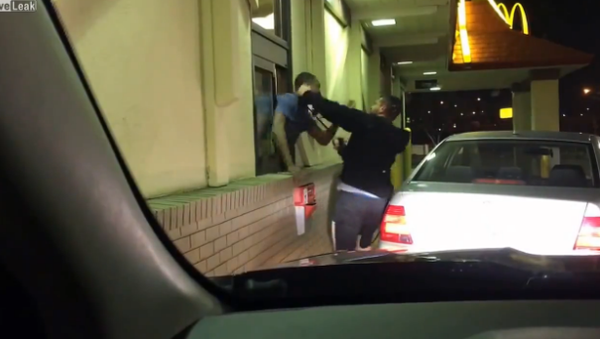 Brutal fight at a Minneapolis McDonald's drive-thru window between staff and customer - Sputnik International