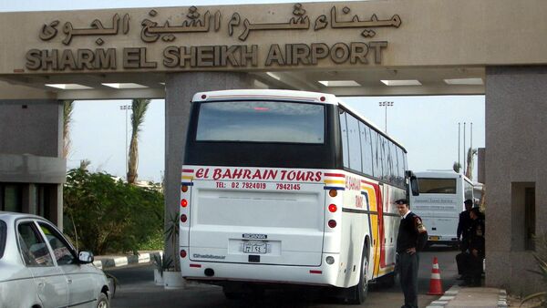 A tour bus passes Egyptian security as it arrives at Sharm El Sheikh International Airport - Sputnik International