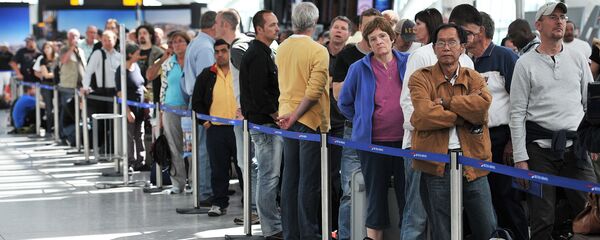 Passengers wait in line for delayed British Airways flights inside Heathrow Airport in London. (File) - Sputnik International