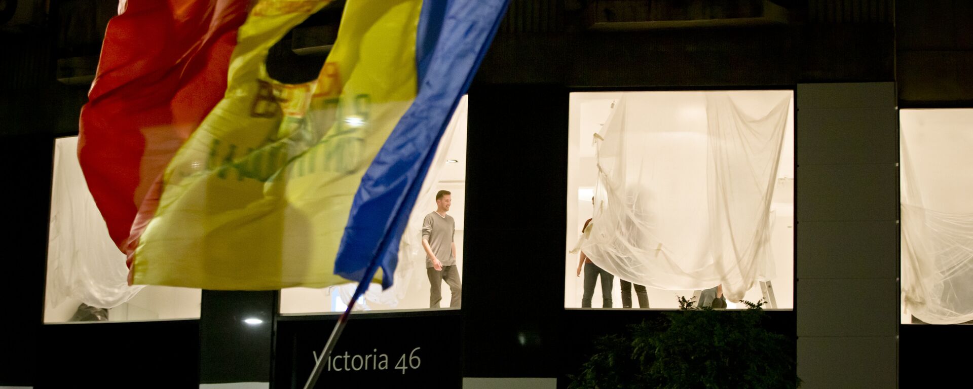 People re-decorate a shop as Romanians waving a flag fill the Calea Victoriei, a main avenue of the Romanian capital, during a large protest in Bucharest, Romania, Tuesday, Nov. 3, 2015.  - Sputnik International, 1920, 20.07.2025