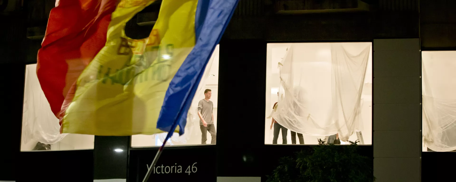 People re-decorate a shop as Romanians waving a flag fill the Calea Victoriei, a main avenue of the Romanian capital, during a large protest in Bucharest, Romania, Tuesday, Nov. 3, 2015. People re-decorate a shop as Romanians waving a flag fill the Calea Victoriei, a main avenue of the Romanian capital, during a large protest in Bucharest, Romania, Tuesday, Nov. 3, 2015. - Sputnik International, 1920, 20.07.2025