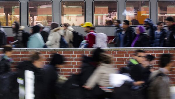 Migrants leave from a train as they arrive at the train station in Schoenefeld near Berlin, Friday, Oct. 30, 2015. - Sputnik International