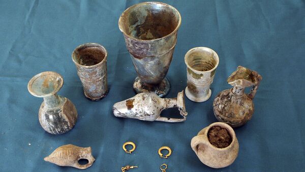 Glassware, potteries and golden earrings that have been recently unearthed by Syrian archeologists in a cemetery in Hina town. (File) - Sputnik International