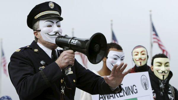 Captain Lewis, a retired Philadelphia police officer, protests with members of the Anonymous Army, with their signature Guy Fawkes masks, in front of the Washington Monument in Washington, November 5, 2015.Captain Lewis, a retired Philadelphia police officer, protests with members of the Anonymous Army, with their signature Guy Fawkes masks, in front of the Washington Monument in Washington, November 5, 2015. - Sputnik International
