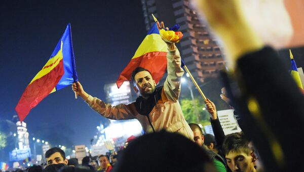 Protesters wave flags during a demonstration against the political class and Romanian authorities during the third day of protest in Bucharest on November 5, 2015. - Sputnik International