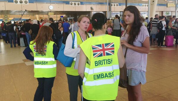 A tourist talks to staff from the British Embassy as other tourists wait in line at the security gate before the check-in counter at Sharm el-Sheikh International Airport, south Sinai, Egypt, Friday, Nov. 6, 2015 - Sputnik International