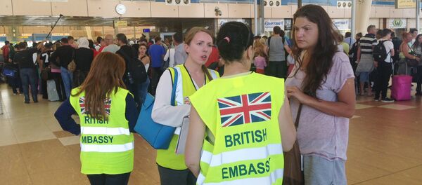 A tourist talks to staff from the British Embassy as other tourists wait in line at the security gate before the check-in counter at Sharm el-Sheikh International Airport, south Sinai, Egypt, Friday, Nov. 6, 2015 A tourist talks to staff from the British Embassy as other tourists wait in line at the security gate before the check-in counter at Sharm el-Sheikh International Airport, south Sinai, Egypt, Friday, Nov. 6, 2015 - Sputnik International