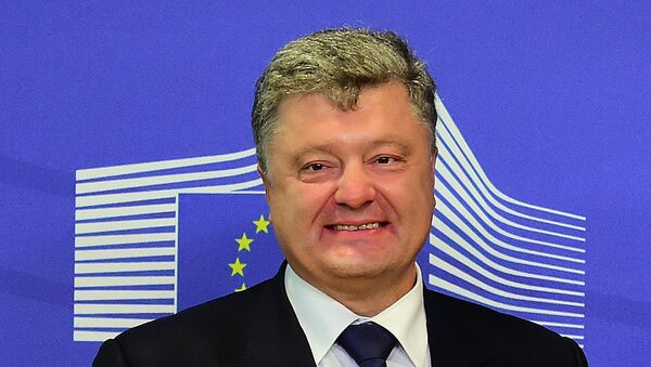 Ukraine's President Petro Poroshenko smiles prior to a meeting with European Commission President at the European Commission in Brussels, August 27, 2015 - Sputnik International
